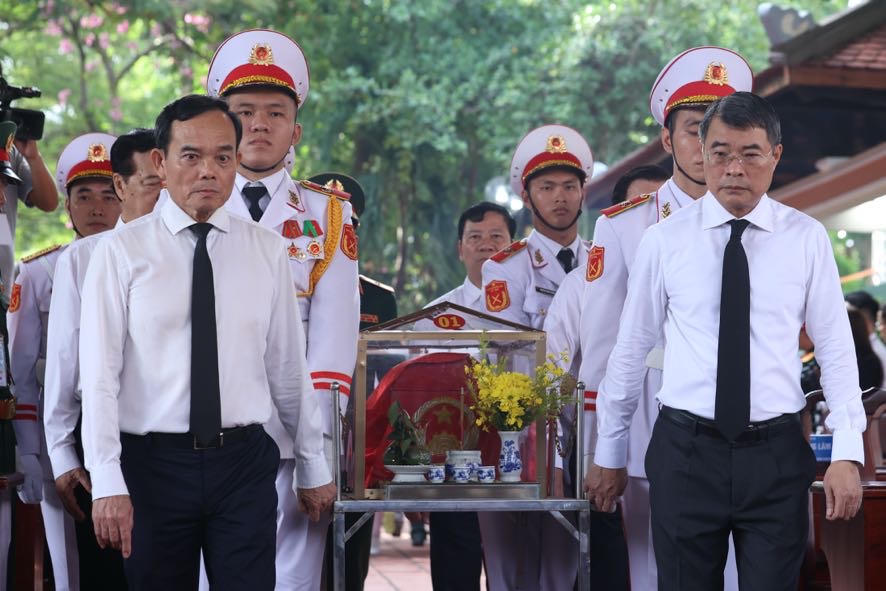 Thủ tướng Chính phủ cùng các đại biểu thực hiện nghi thức quy tập hài cốt liệt sĩ - Ảnh: VGP