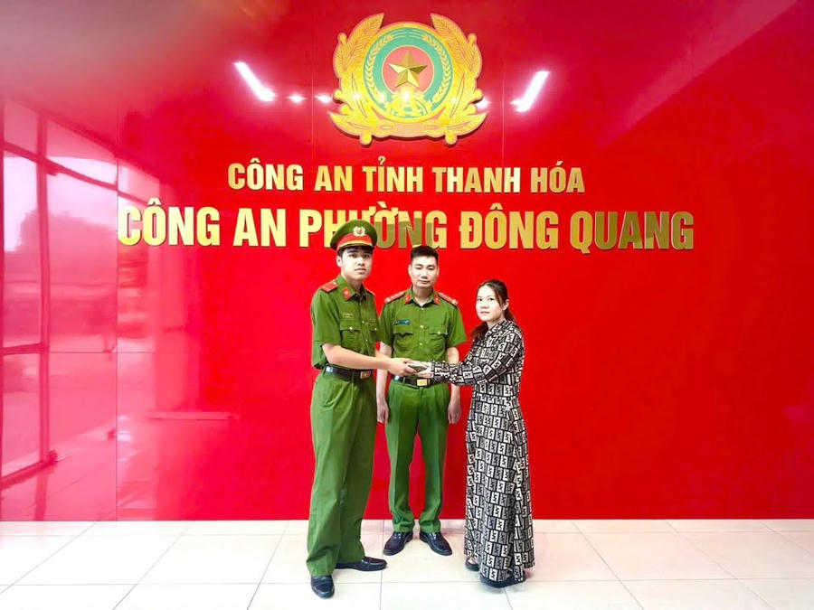 Hạ sĩ&nbsp;Nguyễn Trường Sơn đã trực tiếp bàn giao toàn bộ giấy tờ, tài sản và số tiền 75 triệu đồng cho chị Nguyễn Thị Thùy.