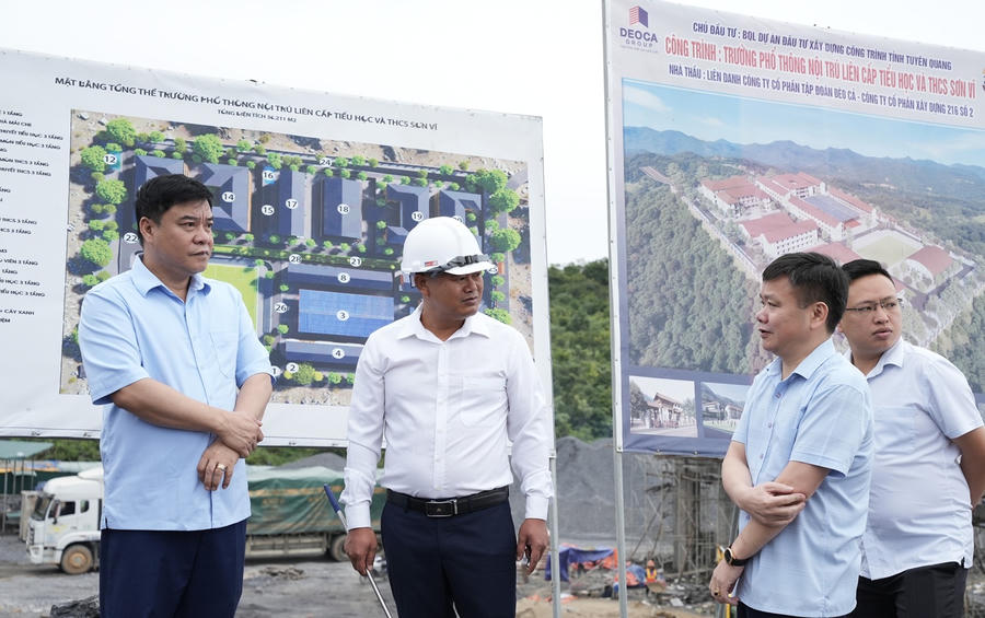 Lãnh đạo xã Sơn Vĩ báo cáo phương án bố trí học sinh cho năm học mới với Phó Chủ tịch UBND tỉnh Tuyên Quang. (Ảnh: Hà Linh).