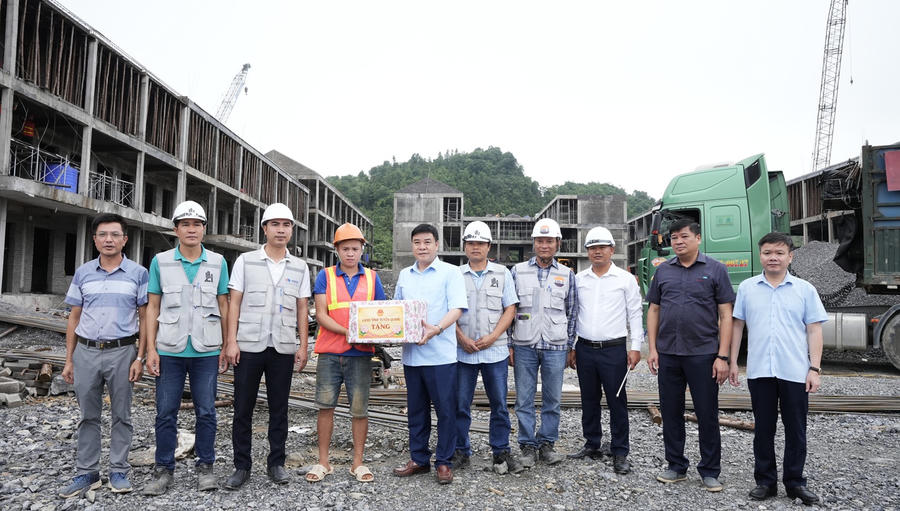 Đoàn công tác tặng quà, động viên cán bộ, công nhân đang thi công Dự án Trường Phổ thông Dân tộc nội trú liên cấp Tiểu học và THCS Sơn Vĩ. (Ảnh: Hà Linh).
