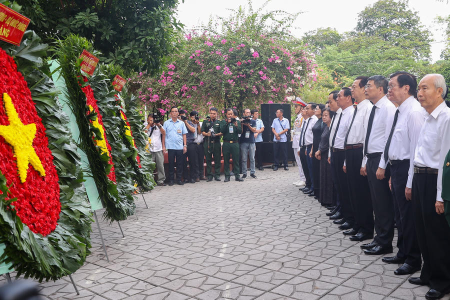 Thủ tướng Chính phủ Lê Minh Hưng và các đại biểu dâng hương, dâng hoa tại tượng đài Cố Tổng Bí thư Trần Phú và Bia tưởng niệm các Anh hùng liệt sĩ tại Công viên Lê Thị Riêng - Ảnh: VGP