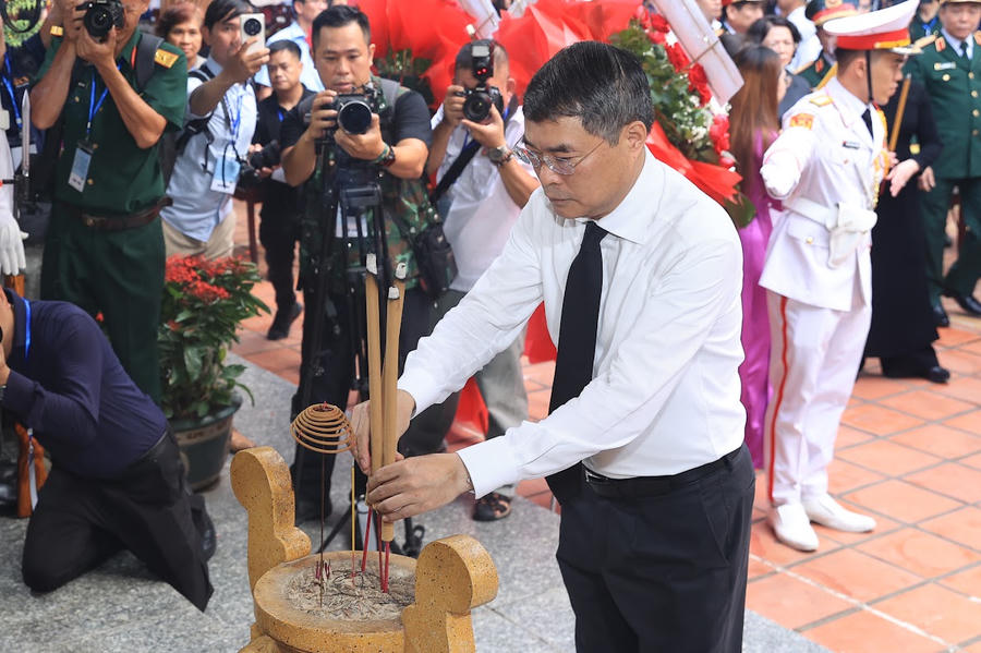 Thủ tướng Lê Minh Hưng thực hiện nghi lễ dâng hương tại Bia tưởng niệm các Anh hùng liệt sĩ tại Công viên Lê Thị Riêng - Ảnh: VGP
