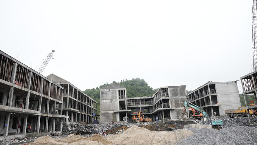 Các hạng mục của Dự án Trường Phổ thông Dân tộc nội trú liên cấp Tiểu học và THCS Sơn Vĩ đang được các đơn vị huy động nhân lực, máy móc thi công đồng bộ. (Ảnh: Hà Linh).