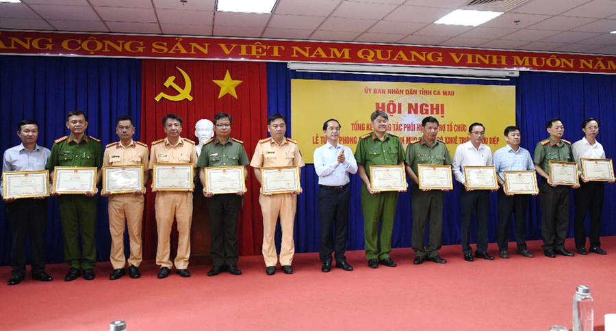 Ông Hồ Thanh Thủy - Phó Bí thư Tỉnh ủy, Chủ tịch Ủy ban MTTQ Việt Nam tỉnh Cà Mau trao Bằng khen cho các cá nhân có thành tích xuất sắc trong công tác phối hợp, hỗ trợ tổ chức Thánh lễ Tuyên phong Chân phước Linh mục Phanxicô Xaviê Trương Bửu Diệp tại Trung tâm Hành hương Tắc Sậy (Ảnh: NT).