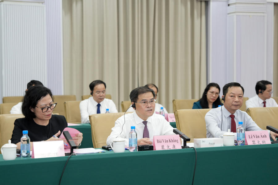 Ông Bùi Văn Khắng, Chủ tịch UBND tỉnh, phát biểu tại buổi làm việc.