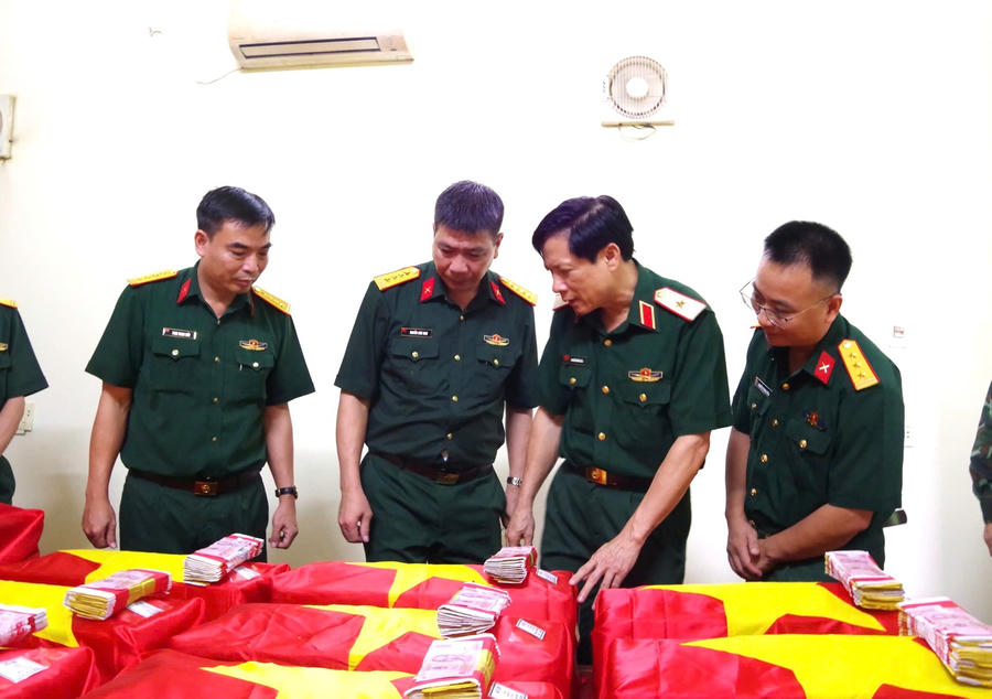 Thiếu tướng Nguyễn Hồng Thái, Phó Chính ủy Quân khu 2 cùng đoàn công tác trực tiếp kiểm tra thực địa tại khu vực điểm cao 400 Đá, thôn Giang Nam, xã Thanh Thủy, tỉnh Tuyên Quang.