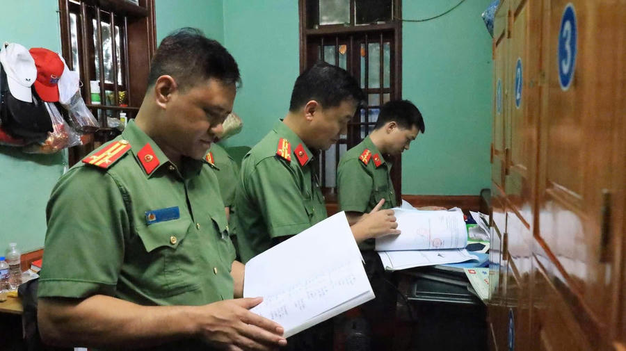 Cơ quan Công an kiểm tra tài liệu, sổ sách liên quan đến vụ tham ô tiền công đức tại Đền Bắc Lệ.
