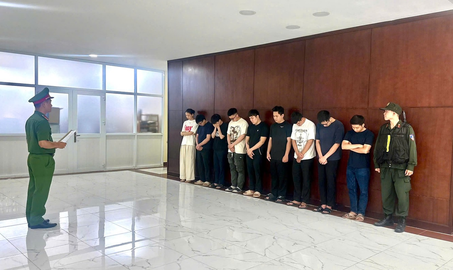 Cơ quan Cảnh sát điều tra tống đạt các quyết định và lệnh đối với các đối tượng. (Ảnh: Công an TP HCM)