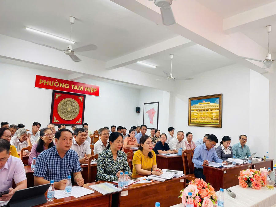 Các đại biểu tại cuộc họp.