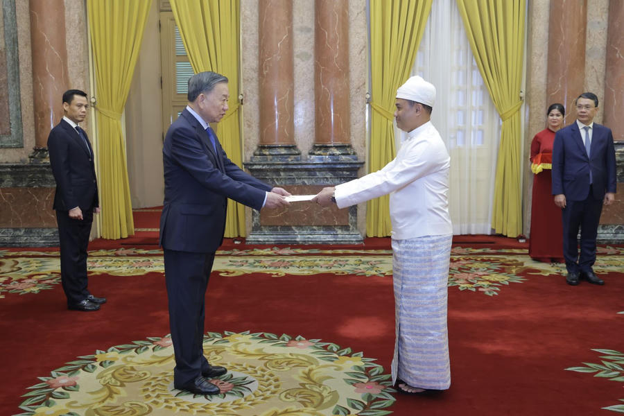 Tổng Bí thư, Chủ tịch nước Tô Lâm nhận Quốc thư từ Đại sứ Cộng hòa Liên bang Myanmar Wai Linn. (Ảnh: VPCTN)
