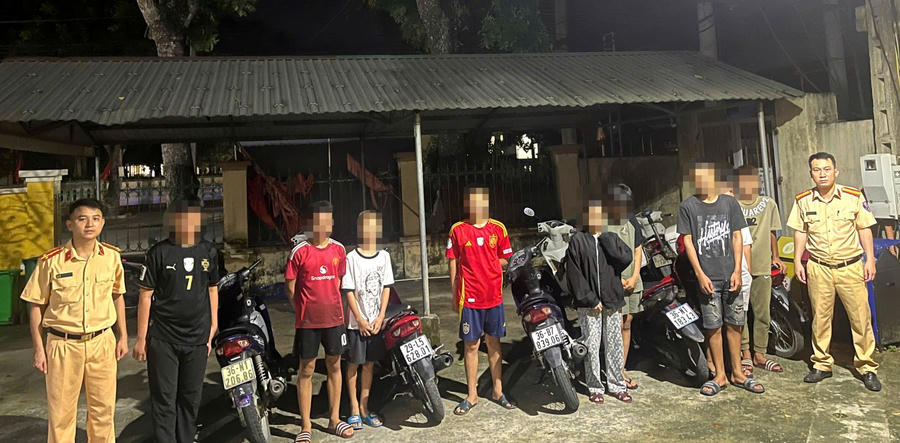Nhóm thanh niên bị xử phạt.