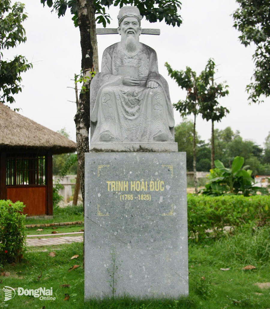 Tượng danh nhân văn hóa Trịnh Hoài Đức trong khuôn viên trường.