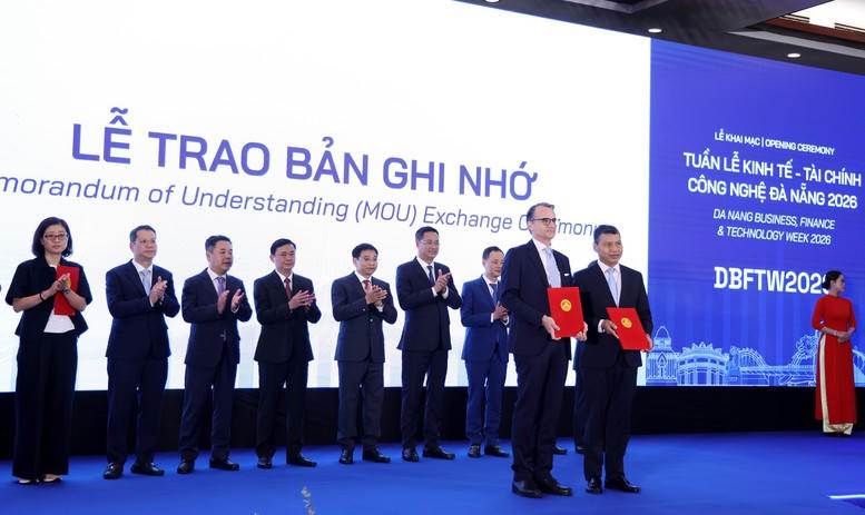 Phó Thủ tướng Nguyễn Văn Thắng và các đại biểu chứng kiến TP Đà Nẵng trao các biên bản ghi nhớ quan trọng với các đối tác trong và ngoài nước. (Ảnh VGP/Đức Tuân)