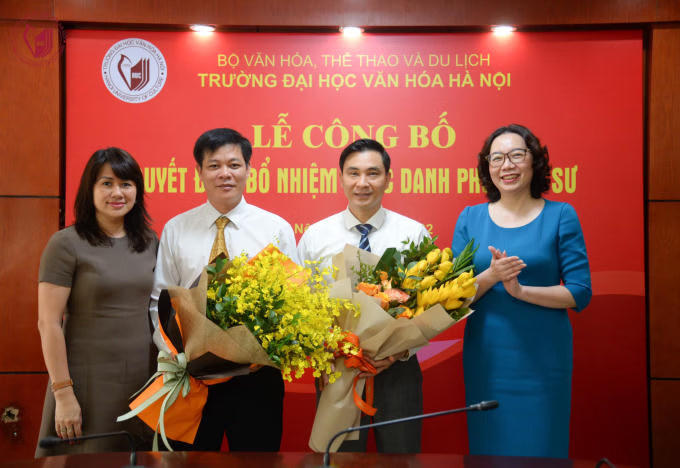 Năm 2021, Đại học Văn hoá Hà Nội vinh dự có 2 cán bộ được bổ nhiệm chức danh PGS, trong đó có PGS.TS Đinh Công Tuấn (thứ hai từ phải sang).