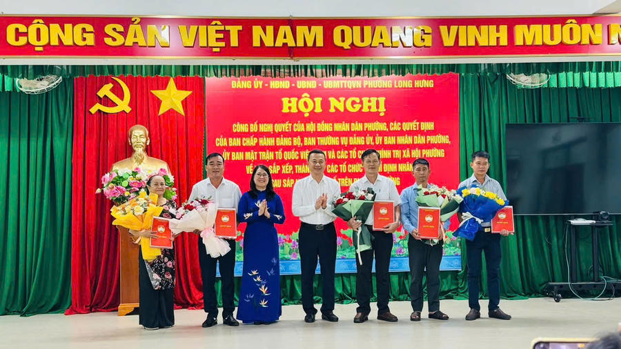 Lãnh đạo phường Long Hưng đã trao các quyết định cho cấp ủy chi bộ, Trưởng khu phố và Trưởng Ban Công tác Mặt trận khu phố.