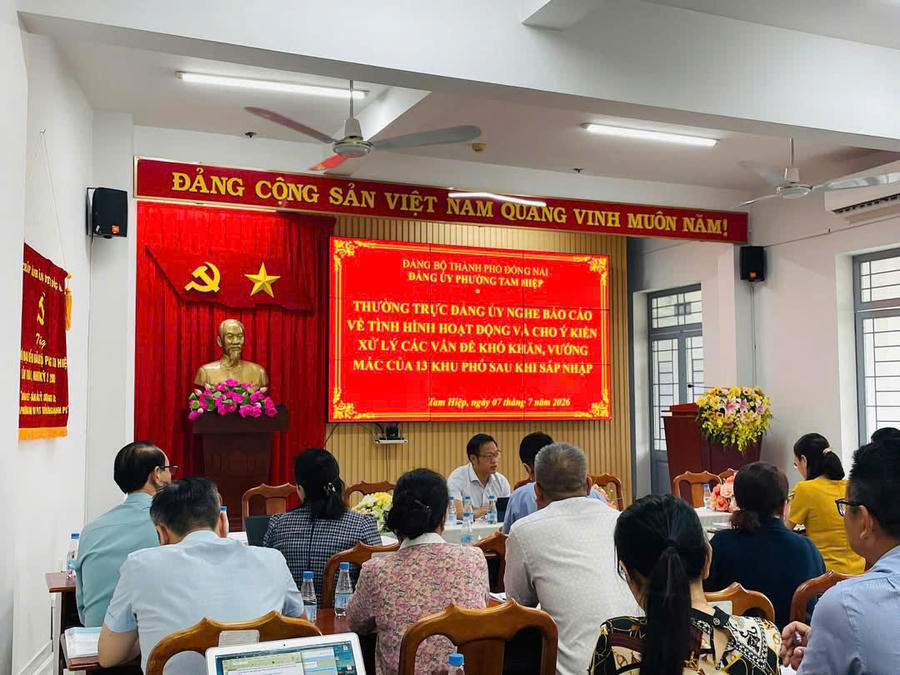 Các đại biểu tại cuộc họp.