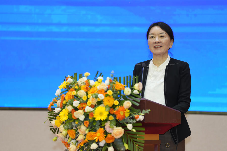 Bà Lư Tân Ninh, Ủy viên BTV Khu ủy, Phó Chủ tịch Chính quyền nhân dân Khu tự trị dân tộc Choang Quảng Tây, phát biểu tại hội nghị.