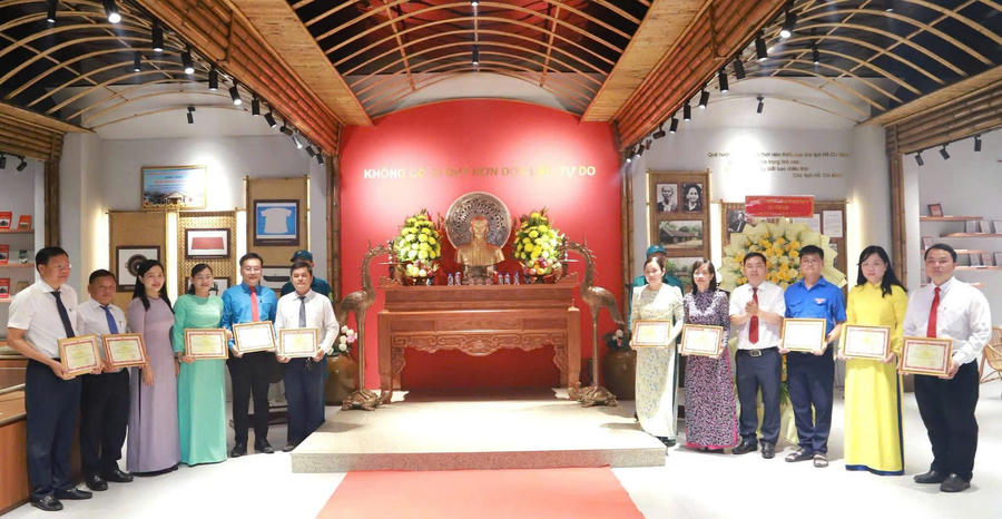 Dịp này, UBND xã Vĩnh Lộc cũng biểu dương, khen thưởng 10 tập thể có thành tích xuất sắc trong đợt thi đua