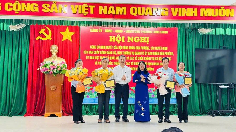 Phường Long Hưng tri ân các đồng chí thôi đảm nhiệm nhiệm vụ sau khi thực hiện sắp xếp, sáp nhập khu phố.