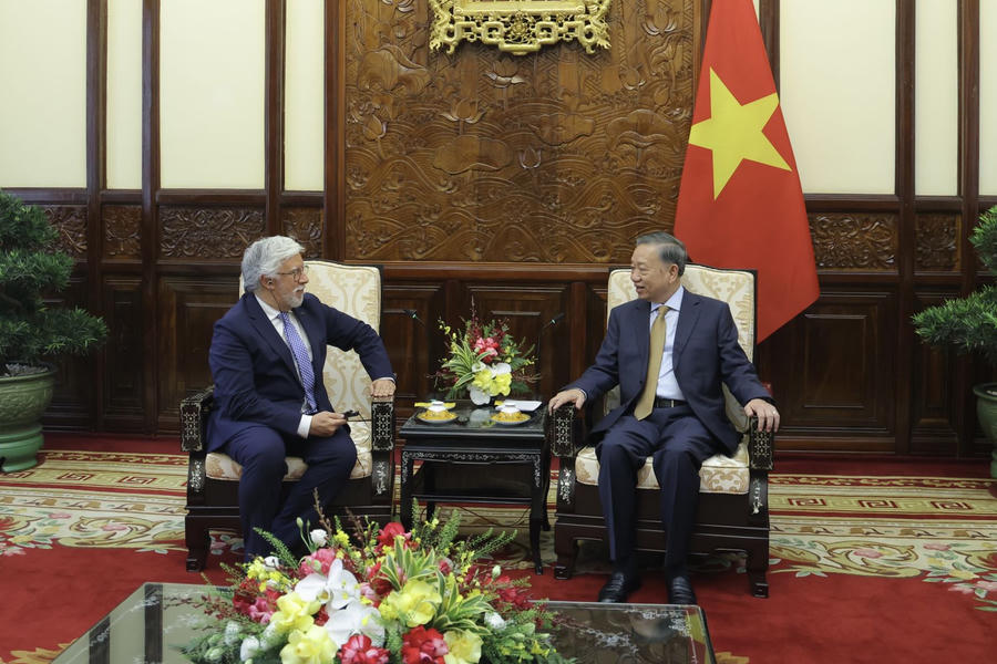 Tổng Bí thư, Chủ tịch nước Tô Lâm tiếp Đại sứ Bồ Đào Nha Joaquim Alberto De Sousa Moreira De Lemos. (Ảnh: VPCTN)