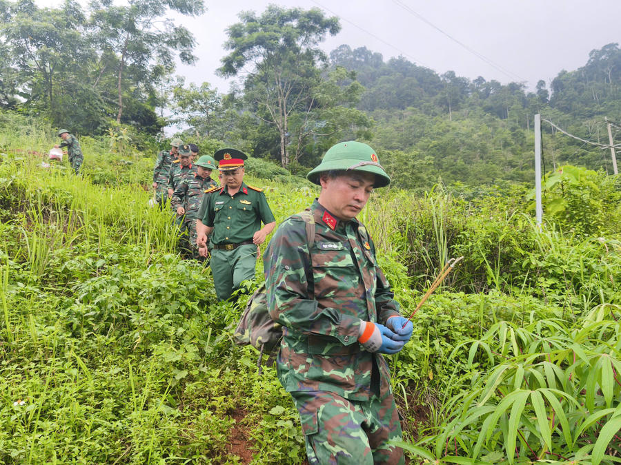 Băng rừng đưa hài cốt về nhà quàn của&nbsp;Đội Tìm kiếm, quy tập hài cốt liệt sĩ.