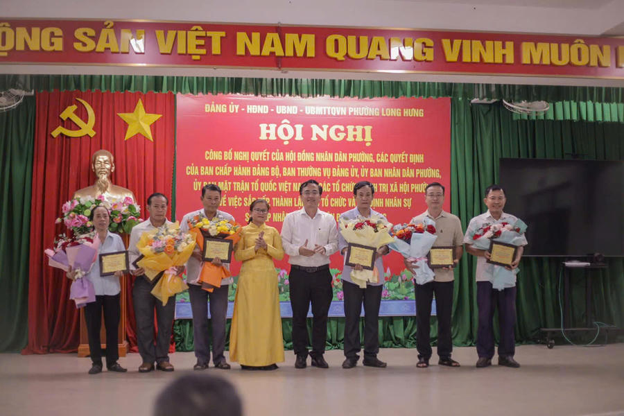 Phường Long Hưng tri ân các đồng chí thôi đảm nhiệm nhiệm vụ sau khi thực hiện sắp xếp, sáp nhập khu phố.