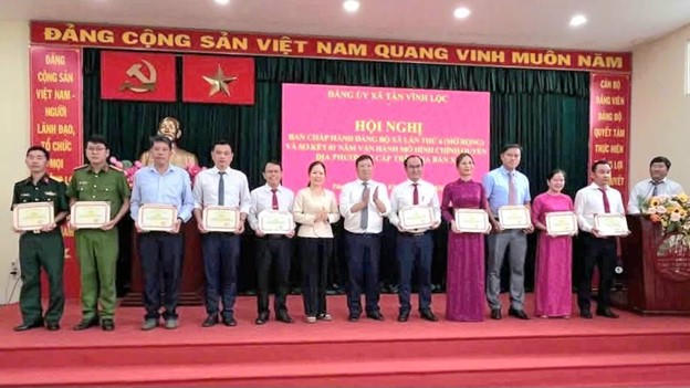 Đảng ủy xã Tân Vĩnh Lộc đã biểu dương, khen thưởng 10 tập thể có thành tích xuất sắc