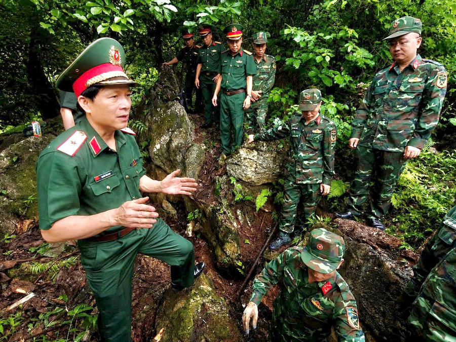 Thiếu tướng Nguyễn Hồng Thái, Phó Chính ủy Quân khu 2 thăm hỏi, động viên cán bộ, chiến sĩ Đội Tìm kiếm, quy tập hài cốt liệt sĩ đang thực hiện nhiệm vụ tại xã Thanh Thủy, tỉnh Tuyên Quang.