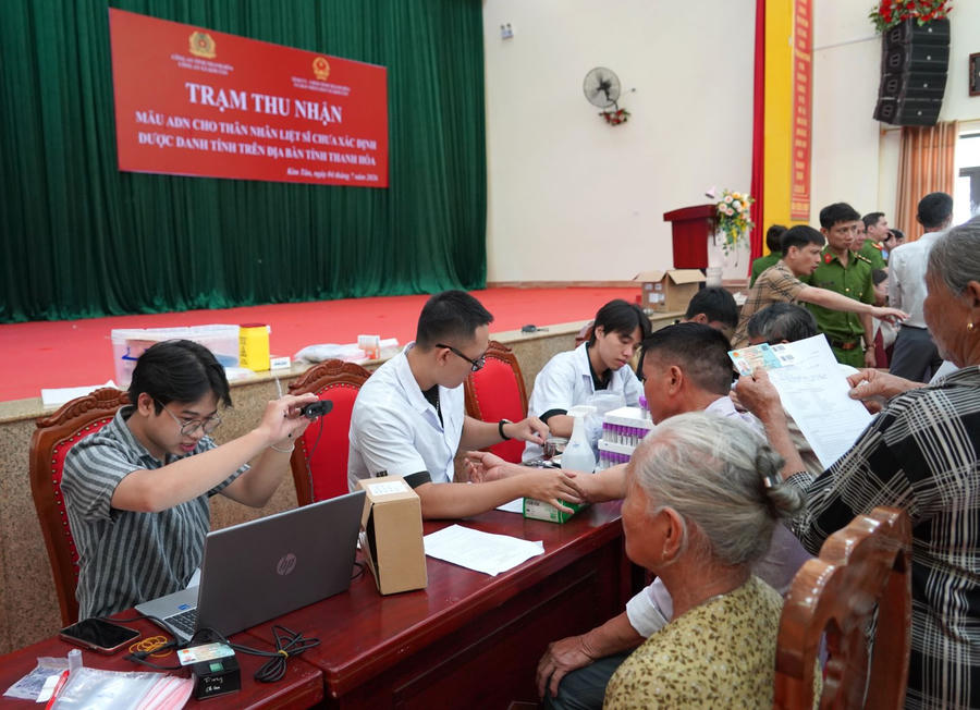 Thu nhận mẫu ADN thân nhân liệt sĩ chưa xác định được danh tính tại trạm thu nhận xã Kim Tân. (Ảnh: CATH)