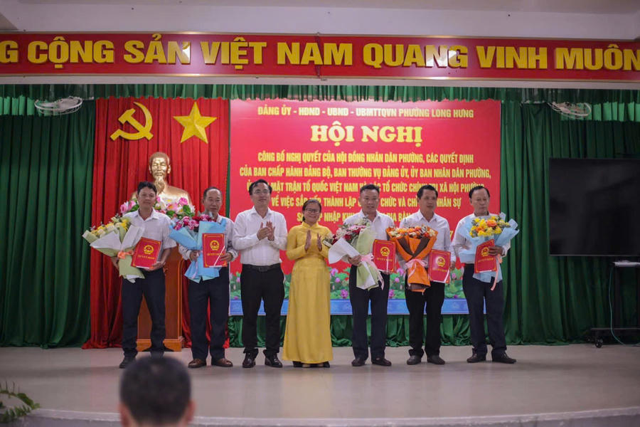 Lãnh đạo phường Long Hưng đã trao các quyết định cho cấp ủy chi bộ, Trưởng khu phố và Trưởng Ban Công tác Mặt trận khu phố.
