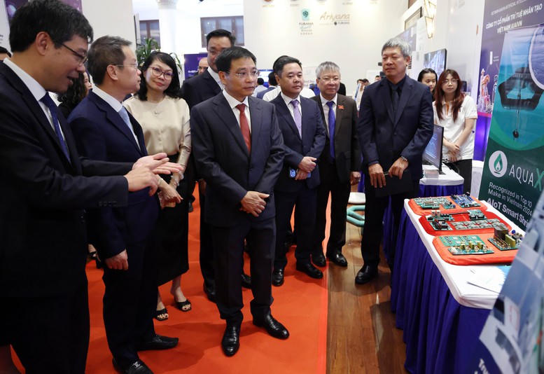 Phó Thủ tướng Nguyễn Văn Thắng tham quan không gian triển lãm các sản phẩm công nghệ, sản phẩm đổi mới sáng tạo trước thềm lễ khai mạc. (Ảnh VGP/Đức Tuân)