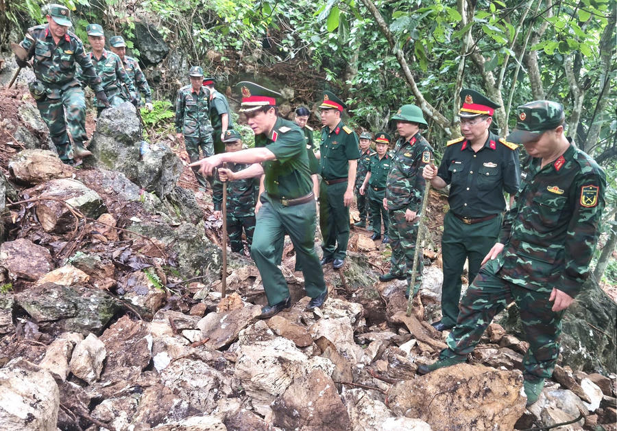 Thiếu tướng Nguyễn Hồng Thái (đứng thứ hai từ phải sang), Phó Chính ủy Quân khu 2 kiểm tra công tác tìm kiếm, quy tập hài cốt liệt sĩ tại Nhà quàn Đội Tìm kiếm, quy tập hài cốt liệt sĩ Bộ CHQS tỉnh Tuyên Quang.