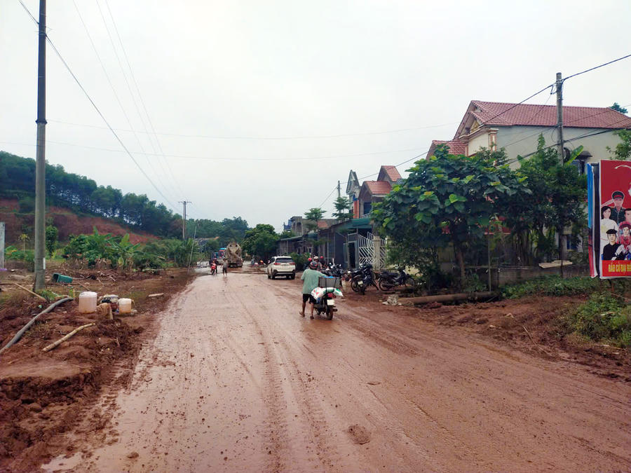 Mưa lũ kéo theo đất tràn xuống đường.
