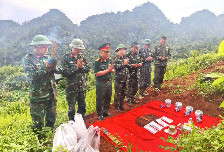 Thượng tá Nguyễn Trung Kiên, Phó chủ nhiệm Chính trị Bộ CHQS tỉnh Tuyên Quang cùng cán bộ, chiến sĩ dâng hương, thực hiện nghi lễ tri ân các liệt sĩ trước khi tiến hành cất bốc.