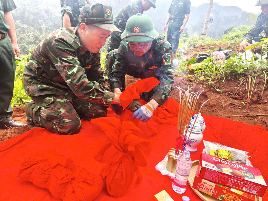 Cán bộ, chiến sĩ Đội Tìm kiếm, quy tập hài cốt liệt sĩ, Bộ CHQS tỉnh Tuyên Quang thực hiện cất bốc, quy tập hài cốt liệt sĩ tại khu vực thôn Hoàng Lỳ Pả, xã Minh Tân.