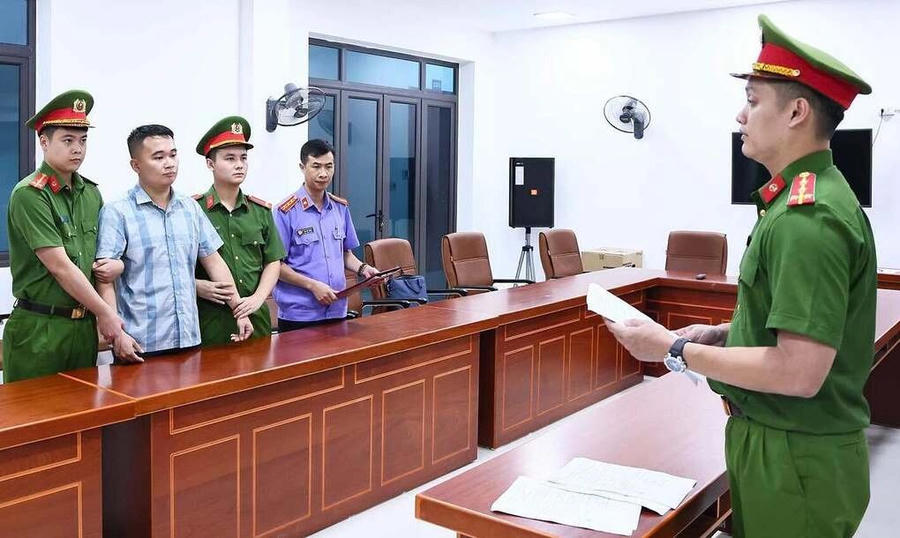 Cơ quan chức năng thi hành lệnh bắt khẩn cấp Nguyễn Hà Duy vào chiều 5/7. Ảnh: CAND Online.