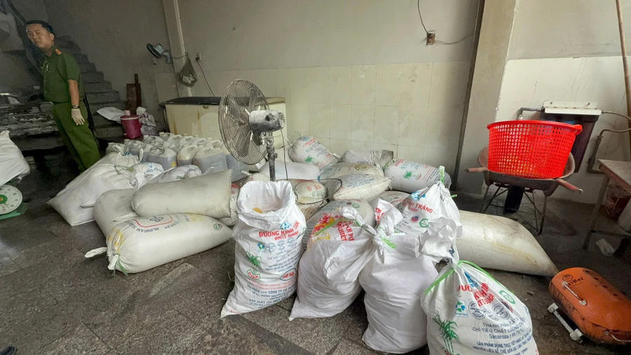 Nhiều bao lớn chứa mỡ và da động vật không rõ nguồn gốc.