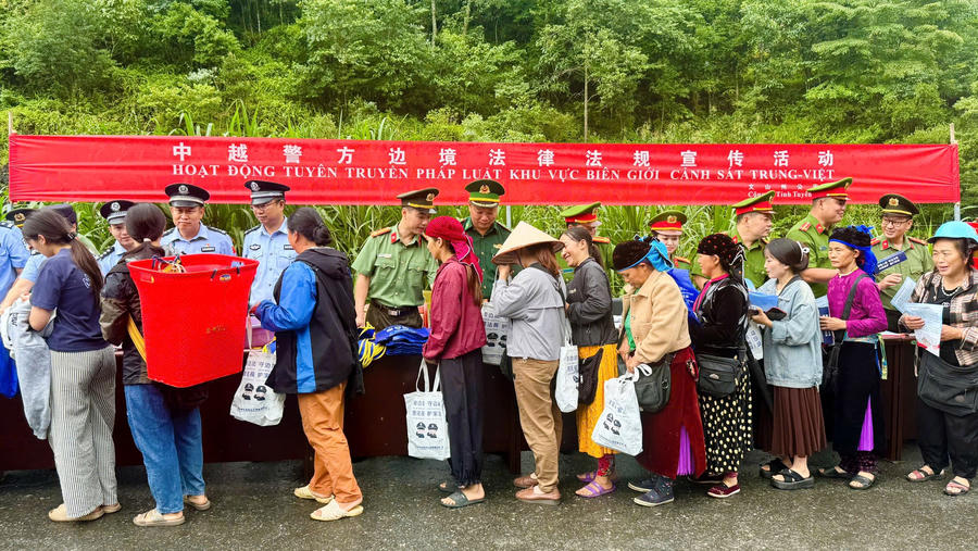 Lực lượng chức năng hai bên tuyên truyền, phổ biến pháp luật song phương cho cư dân 2 bên khu vực biên giới Việt Nam – Trung Quốc. (Ảnh: Thái An).
