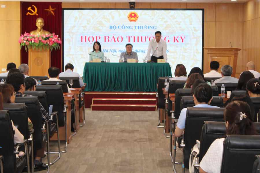 Quang cảnh họp báo.