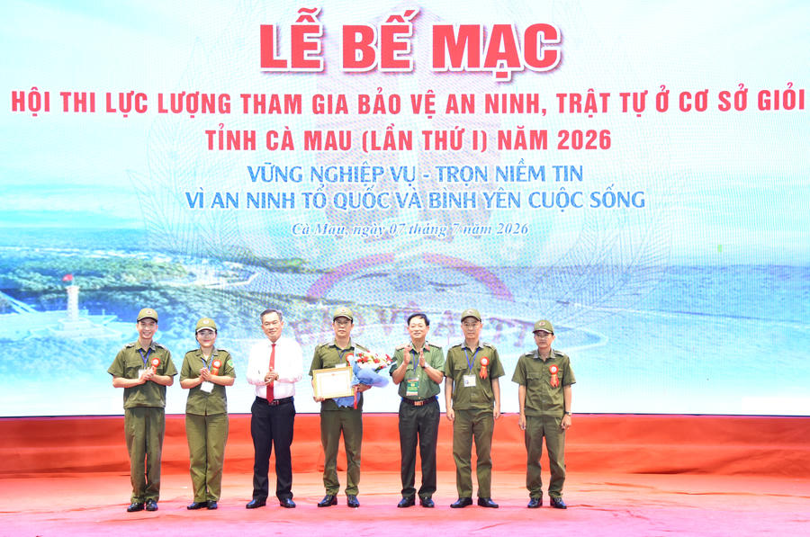 Ban Tổ chức trao giải Nhì cho Cụm thi đua số 5 do xã Quách Phẩm làm Cụm trưởng.