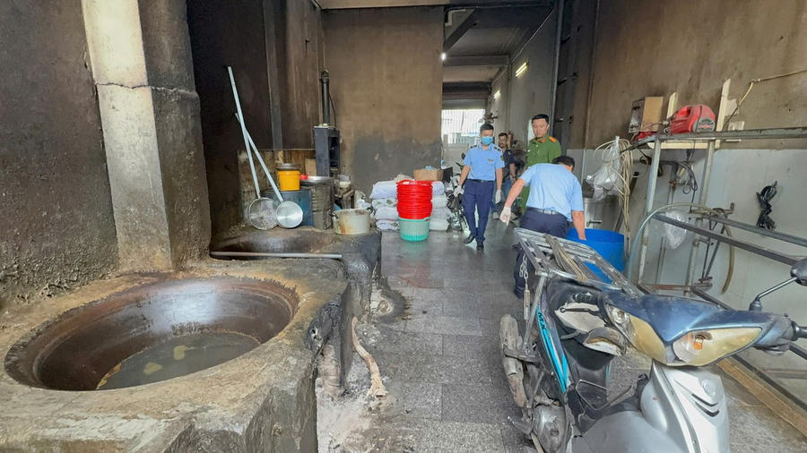 Lực luợng chức năng kiểm tra đột xuất tại hộ kinh doanh T.L.Y.N.