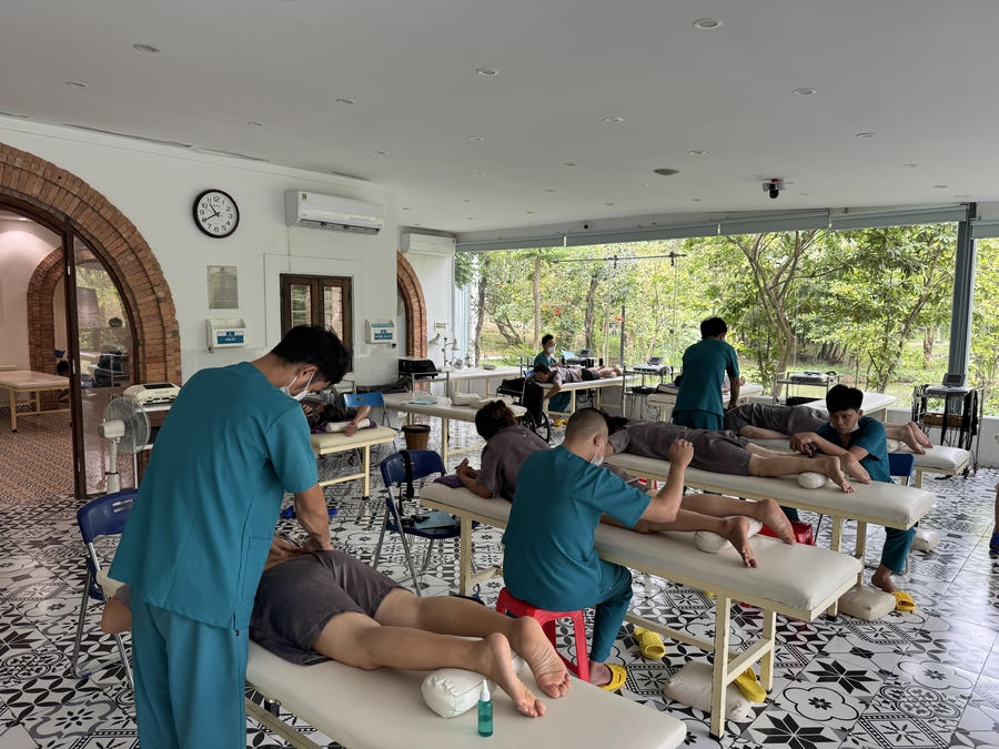 Các kỹ thuật viên điều trị vật lý trị liệu cho bệnh nhân mắc các chứng bệnh về cơ, xương, khớp.