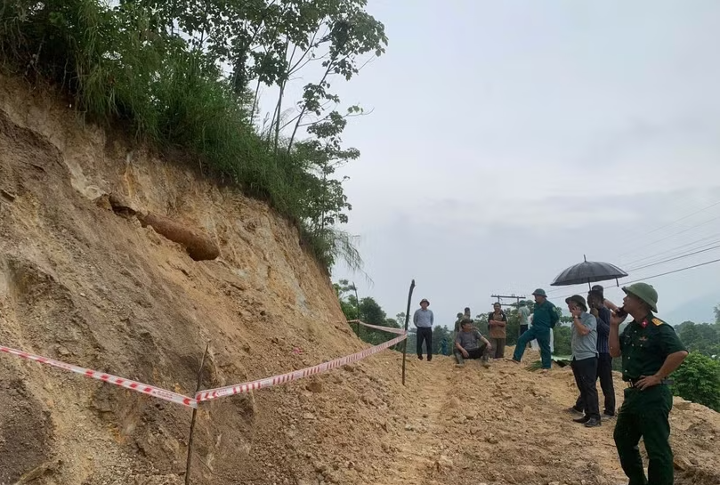 Cơ quan chức năng phong tỏa khu vực phát hiện bom.