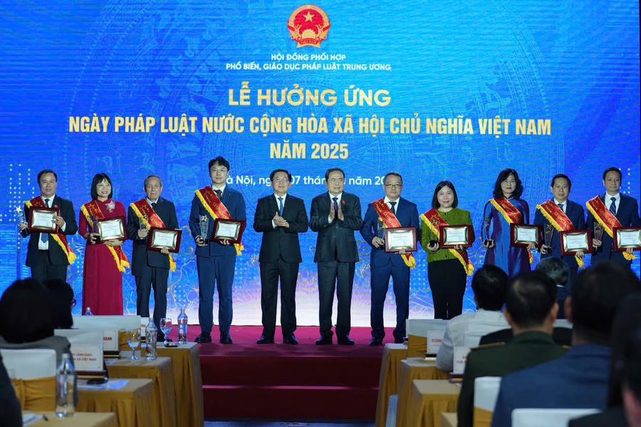 Các Gương sáng Pháp luật năm 2025 được vinh danh tại Lễ hưởng ứng Ngày Pháp luật nước Cộng hò a xã hội chủ nghĩa Việt Nam năm 2025, với sự tham dự của Chủ tịch Quốc hội Trần Thanh Mẫn, Phó Thủ tướng Chính phủ Hồ Quốc Dũng. (Ảnh: PV)