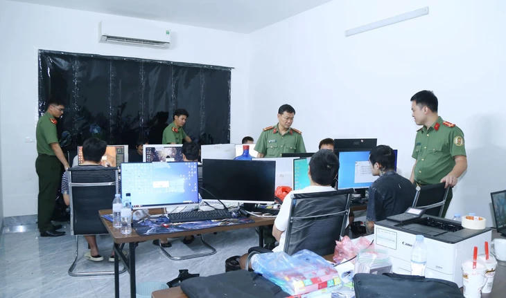 Lực lượng An Ninh tiến hành bắt quả tang các đối tượng người Trung Quốc đang thực hiện hành vi lừa đảo. Ảnh CA tỉnh Bắc Ninh