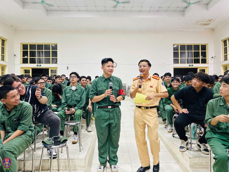 Cán bộ Phòng Cảnh sát giao thông trực tiếp truyền đạt kiến thức pháp luật về TTATGT. (Ảnh: Cục CSGT)