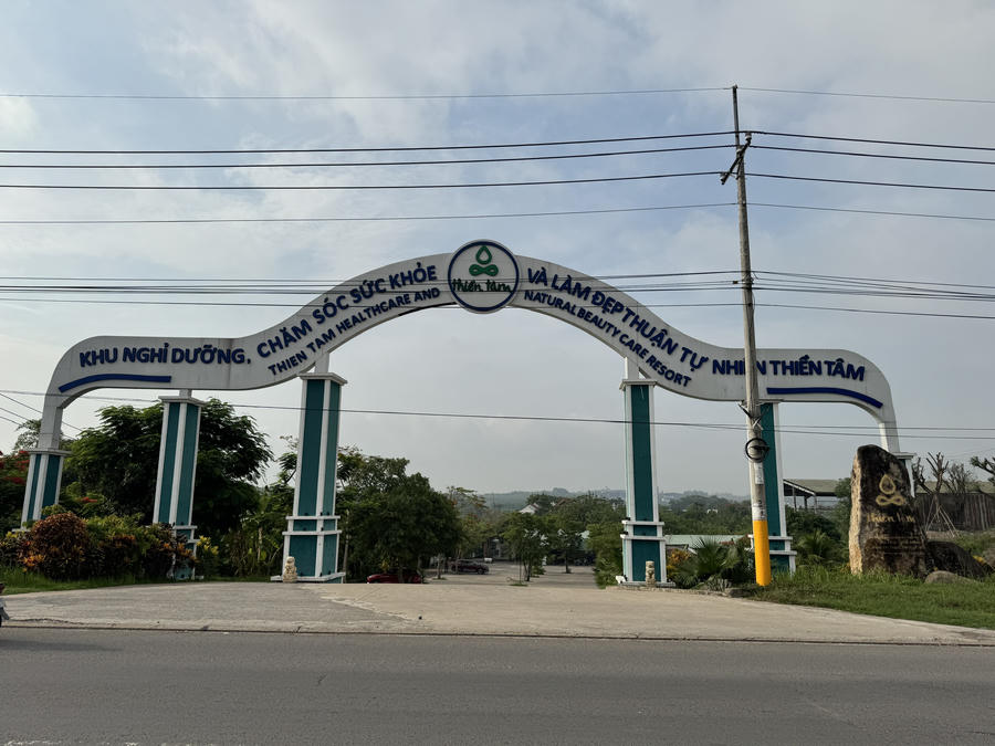 Cổng vào&nbsp;Khu nghỉ dưỡng, chăm sóc sức khỏe Thiền Tâm.