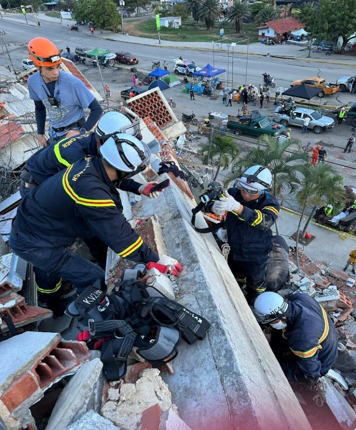 Tổ công tác Công an thành phố Hà Nội tổ chức triển khai cứu nạn tại một hiện trường phức tạp.