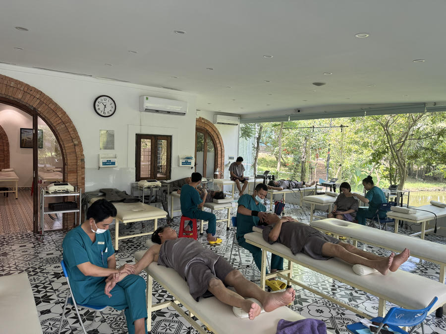 Các kỹ thuật viên điều trị vật lý trị liệu cho bệnh nhân mắc các chứng bệnh về cơ, xương, khớp.