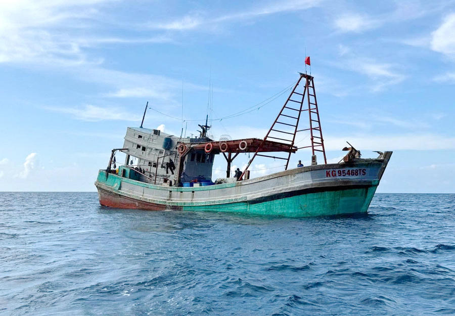 Tàu cá mang số hiệu KG 95468 TS tại thời điểm bị lực lượng Bộ Tư lệnh Vùng Cảnh sát biển 4 phát hiện, kiểm tra (Ảnh: Đức Thái).